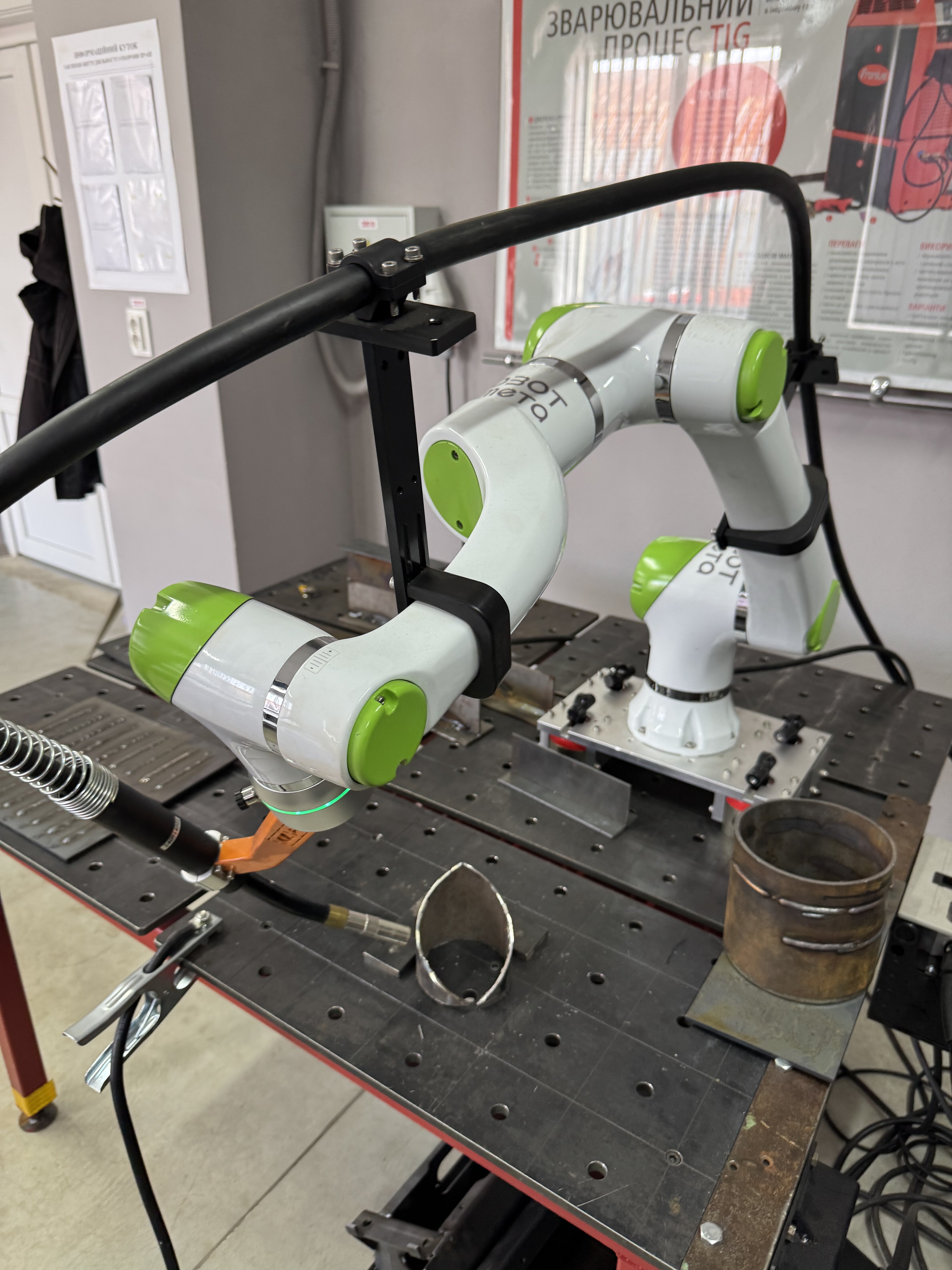 Кобот RobotMeta зі зварювальним пальником — вигляд спереду